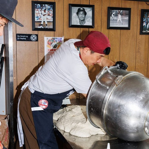 MLBâ¢ New York Yankeesâ¢ Essential Apron